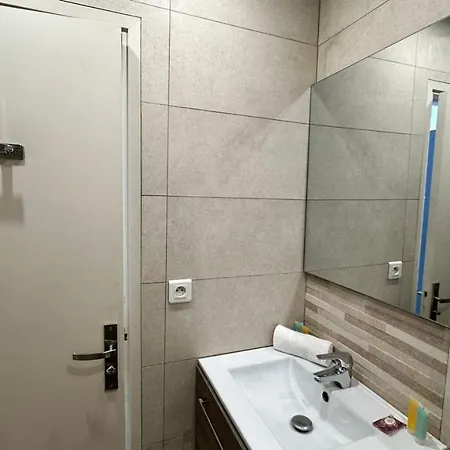 דירה B057-beau Carre D'or & Proche De La