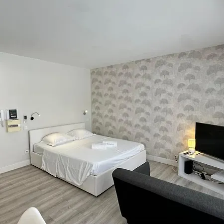 B057-beau Carre D'or & Proche De La Apartment *