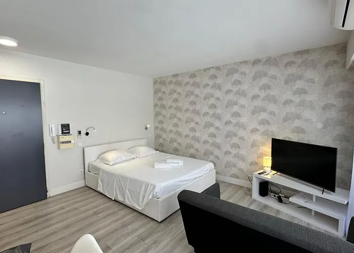 B057-beau Carre D'or & Proche De La Apartment *